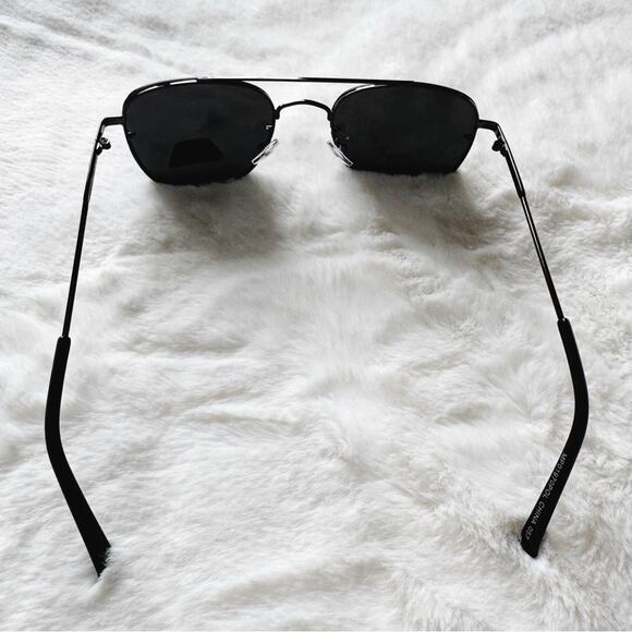 Lara Black Polarized Sunglasses - Picture 8 of 10